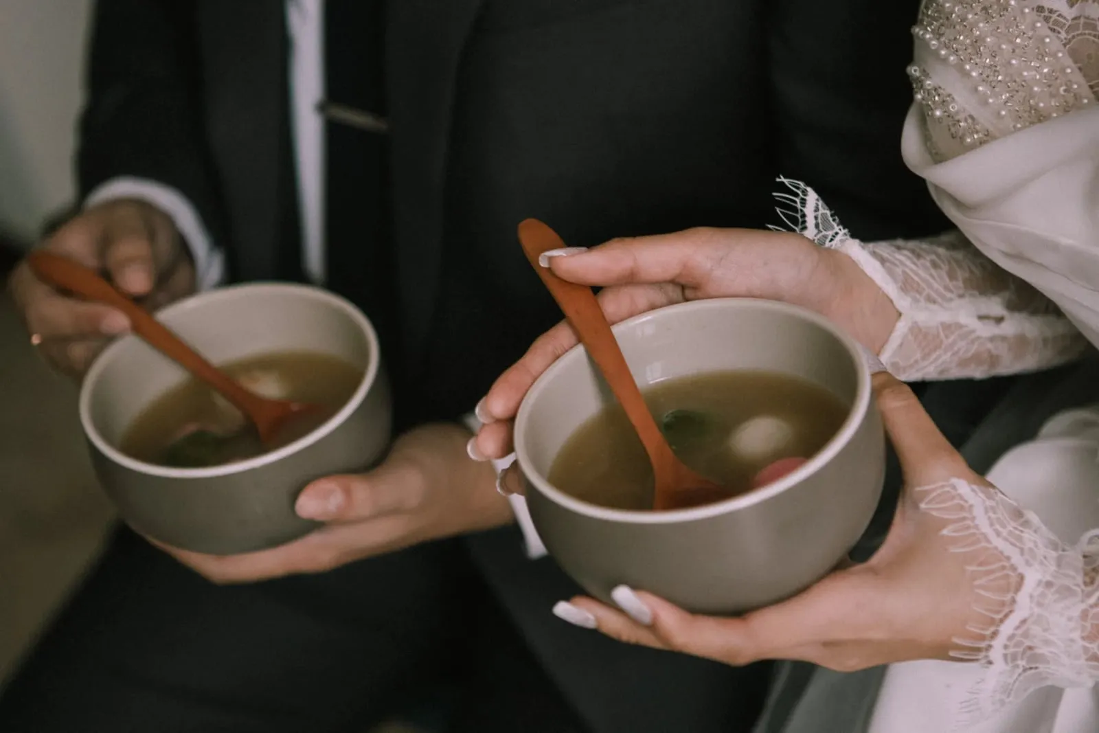 Pengantin memegang mangkuk onde dalam prosesi adat Tionghoa