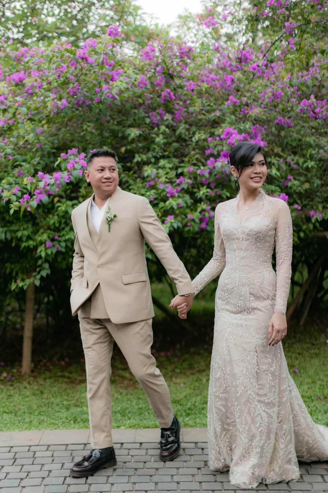 Pengantin berjalan bergandengan di taman, pernikahan Wino & Gladys