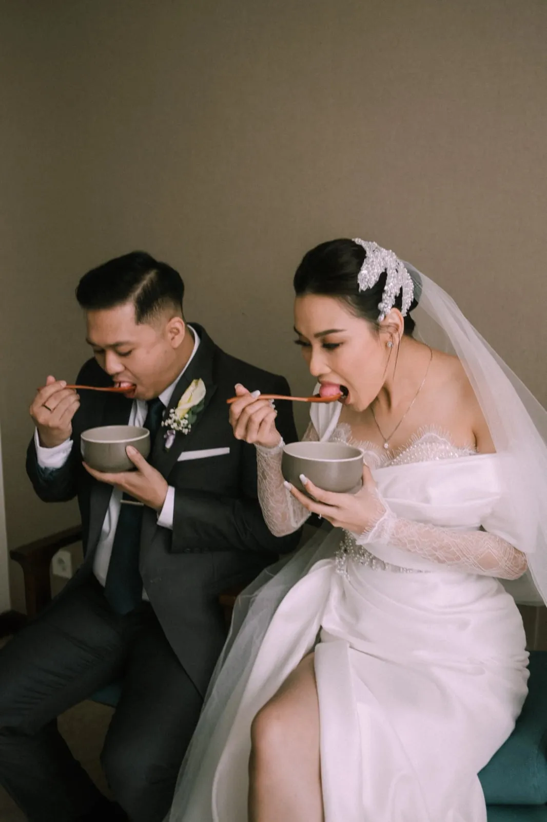 Pengantin makan onde bersama dari mangkuk masing-masing