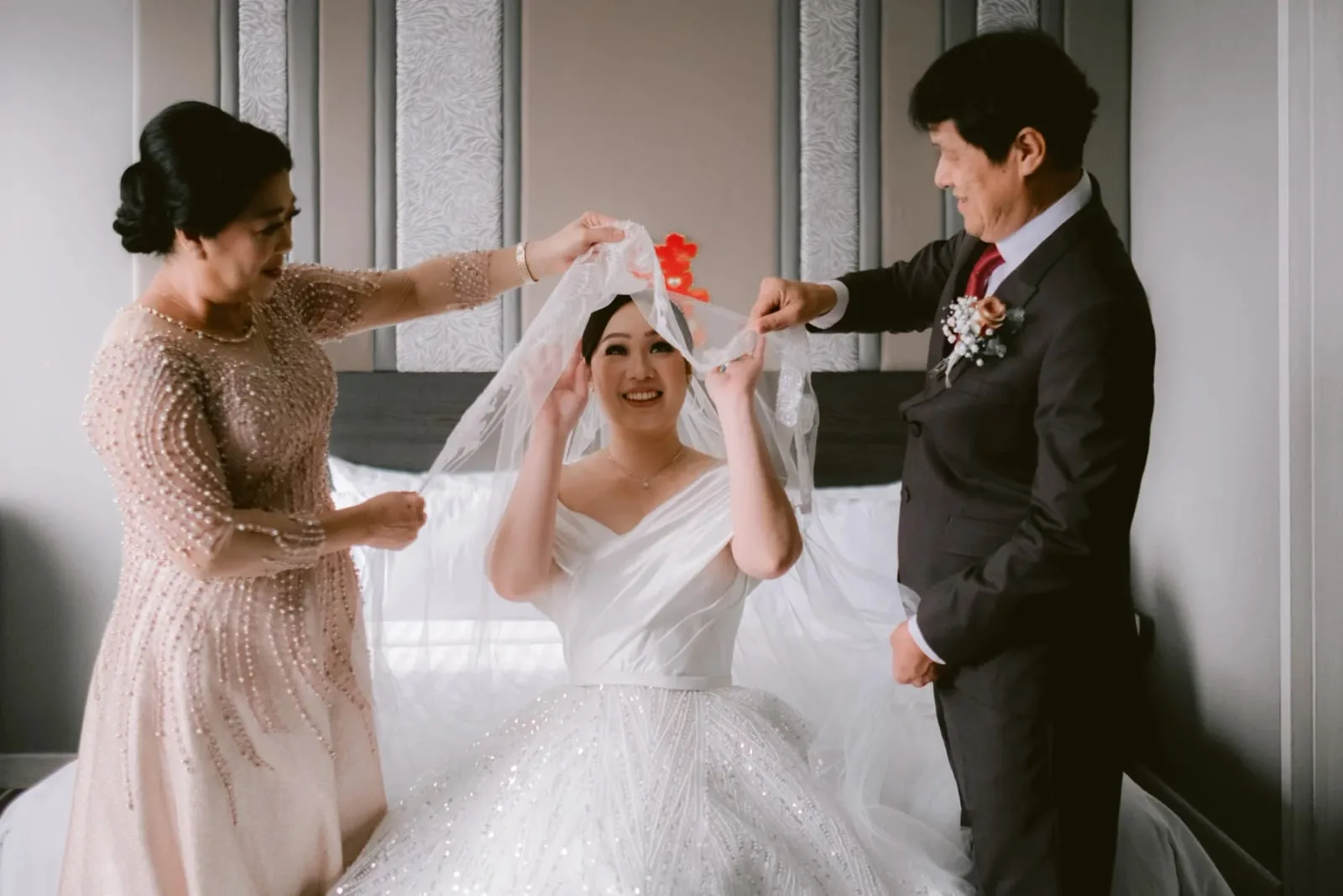 Orang tua membuka cadar pengantin wanita
