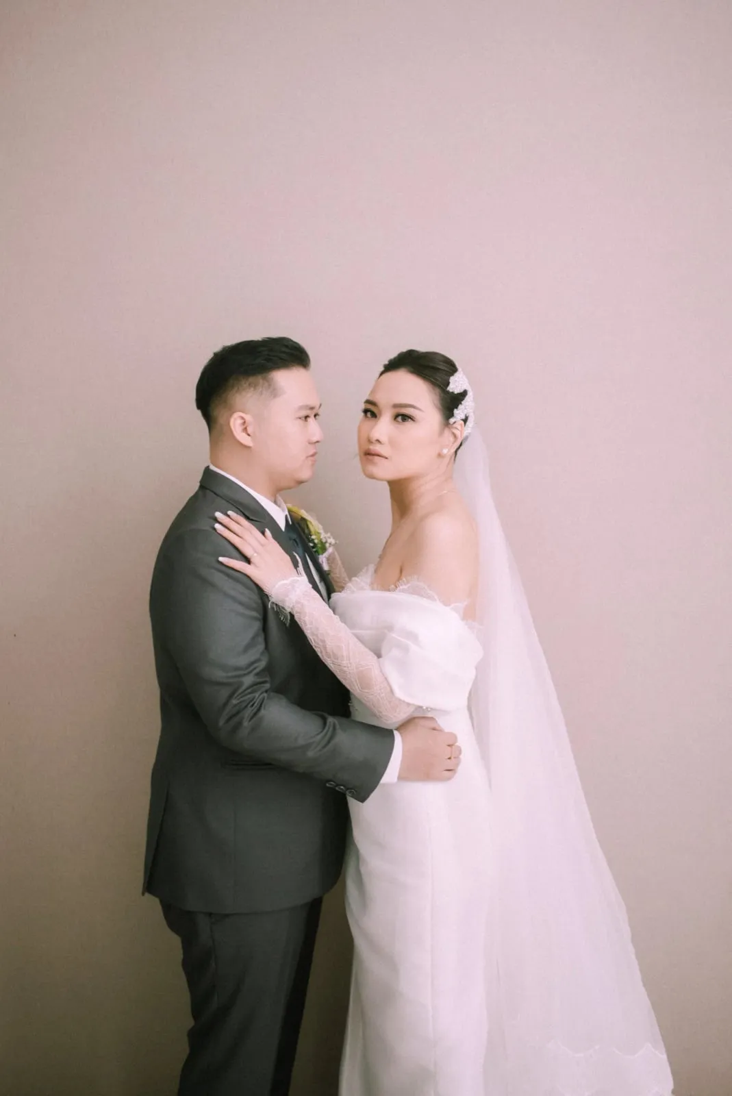Yandy dan Desire berpelukan dalam cahaya jendela