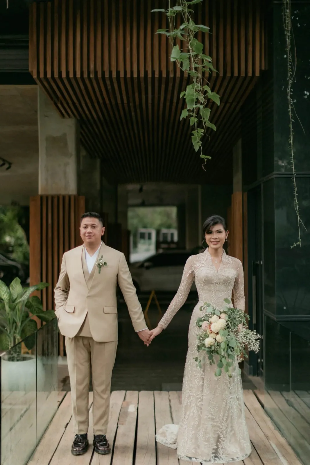 Wino dan Gladys bergandengan tangan di teras kayu