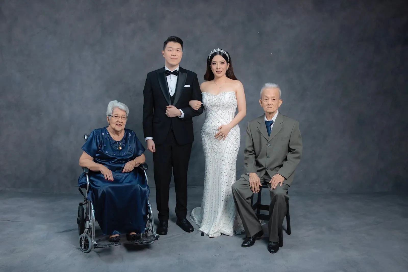 Pengantin berfoto bersama kakek dan nenek