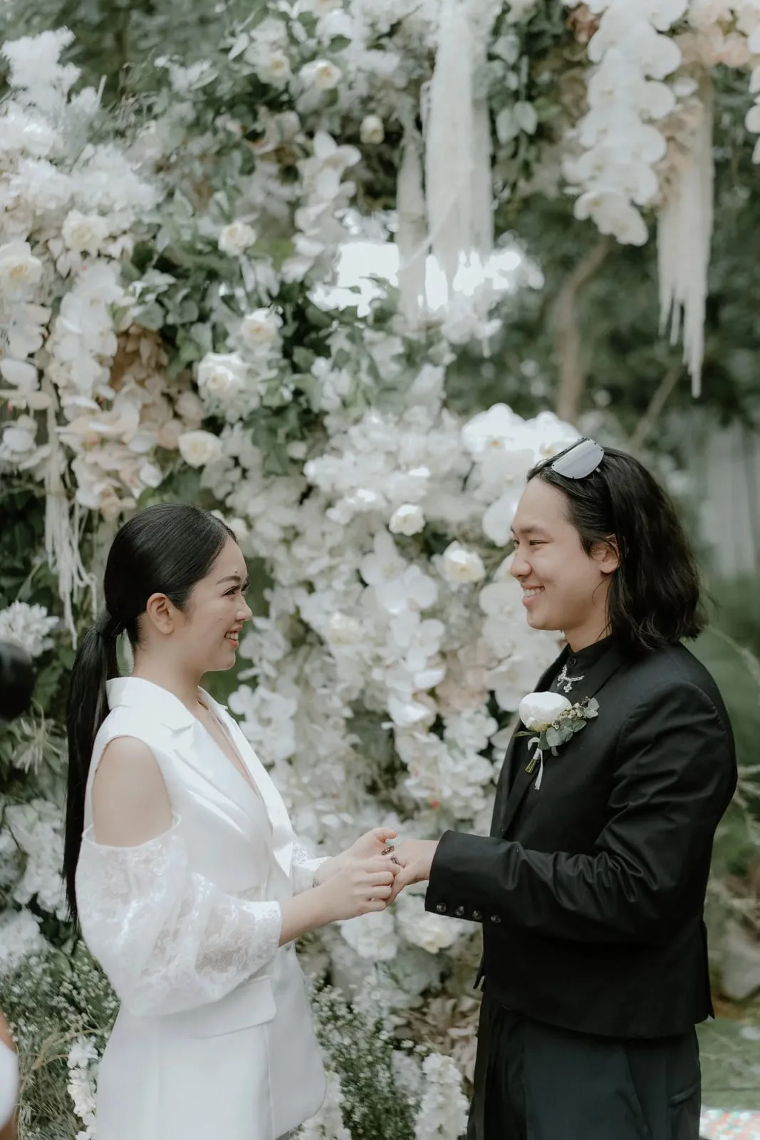 Ken dan Dolly bertukar cincin di depan dinding bunga putih