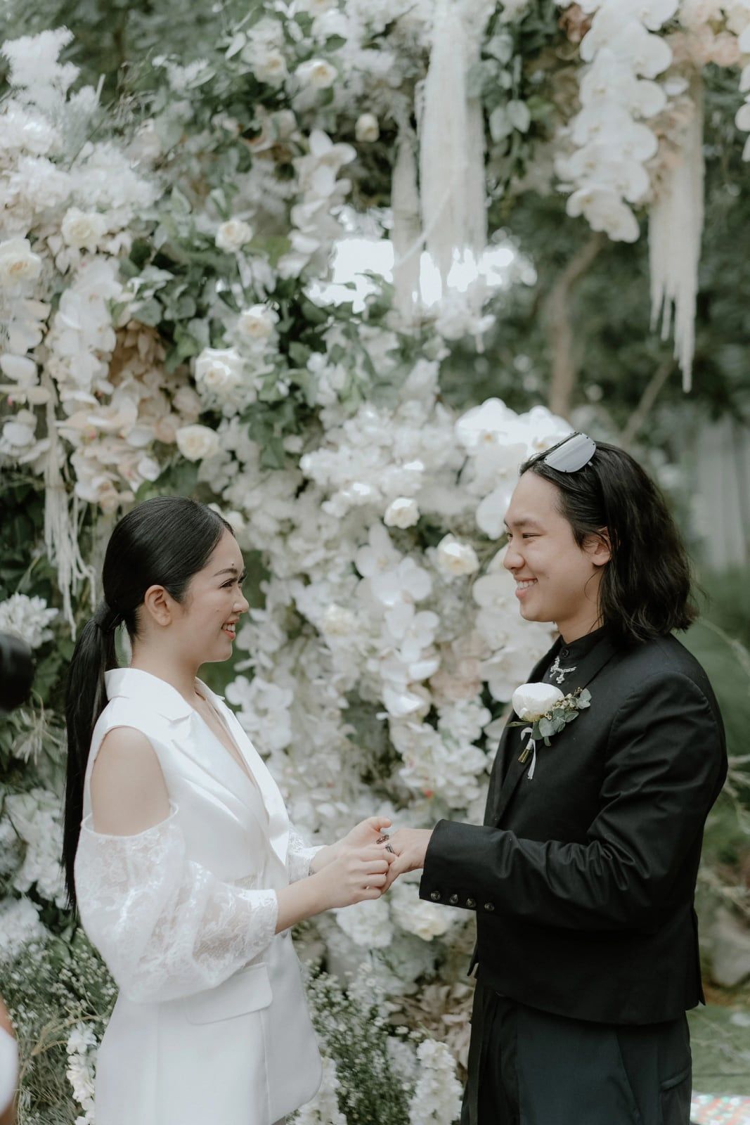 Ken dan Dolly bertukar cincin di depan dinding bunga putih