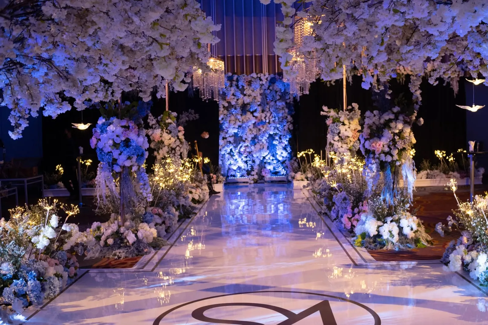 Ballroom resepsi yang sudah siap, kosong sebelum tamu datang