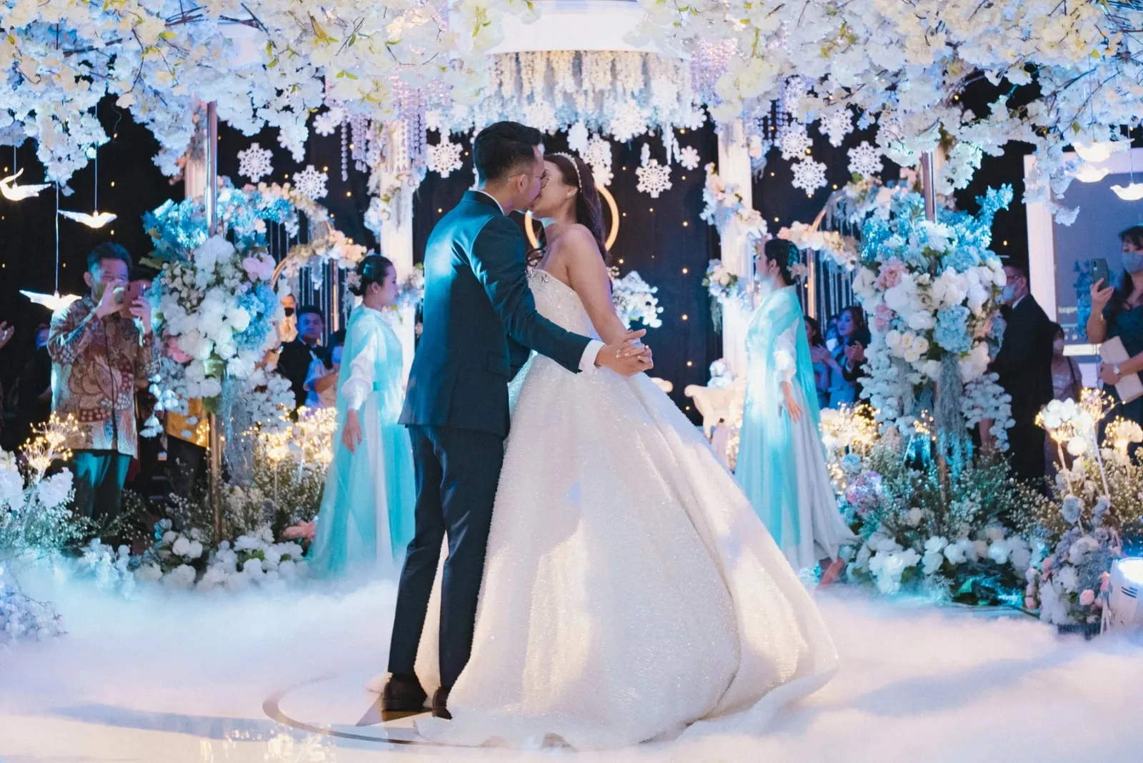 Pengantin berdansa di tengah ballroom pada penghujung acara