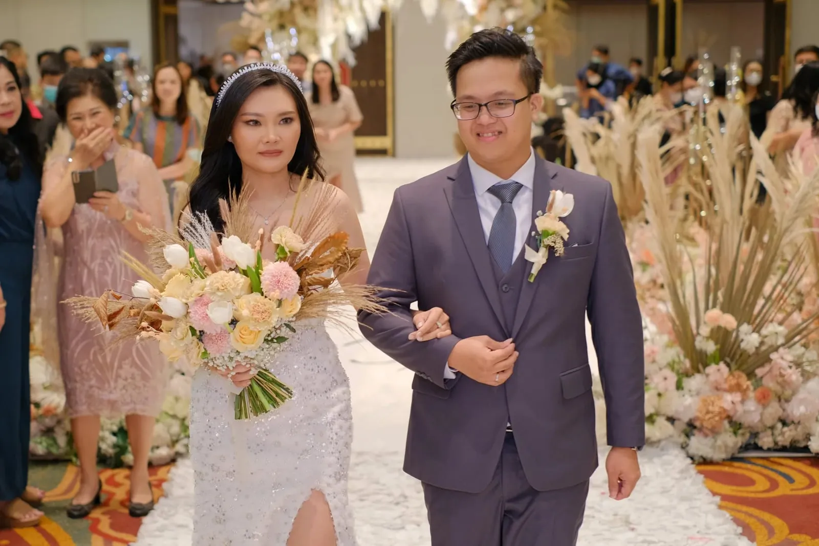 Pengantin memasuki ballroom di antara para tamu